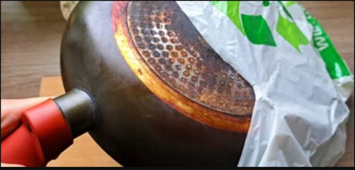 Samo stavite staru, prljavu tavu u plastičnu vrećicu: ZAGORJELI ostaci će se otopiti u trenu! - featured image