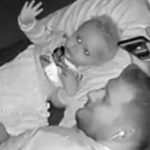 Beba je iz kreveta uporno mahala nekome- Kada je otac odlucio da vidi snimke sledio se i umro od straha - featured image